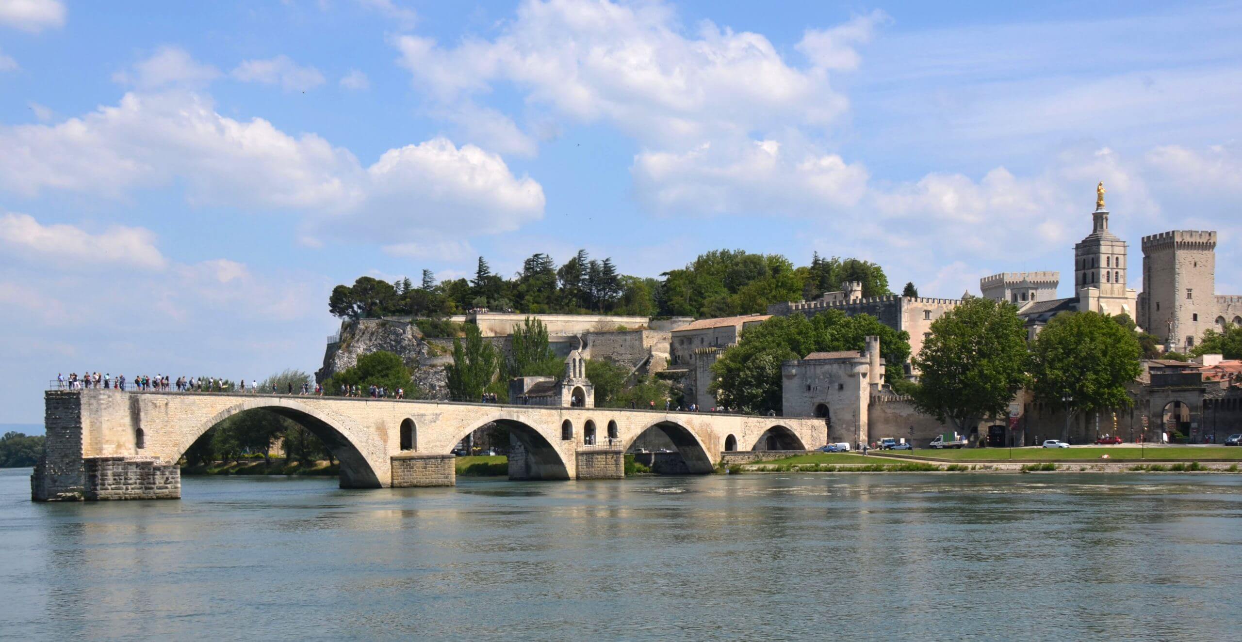 _Sur_le_Pont_d'Avignon_on_y_danse__is_the_famous_song,_but_now_we_see_only_many_tourist_just_standing_there_-_panoramio