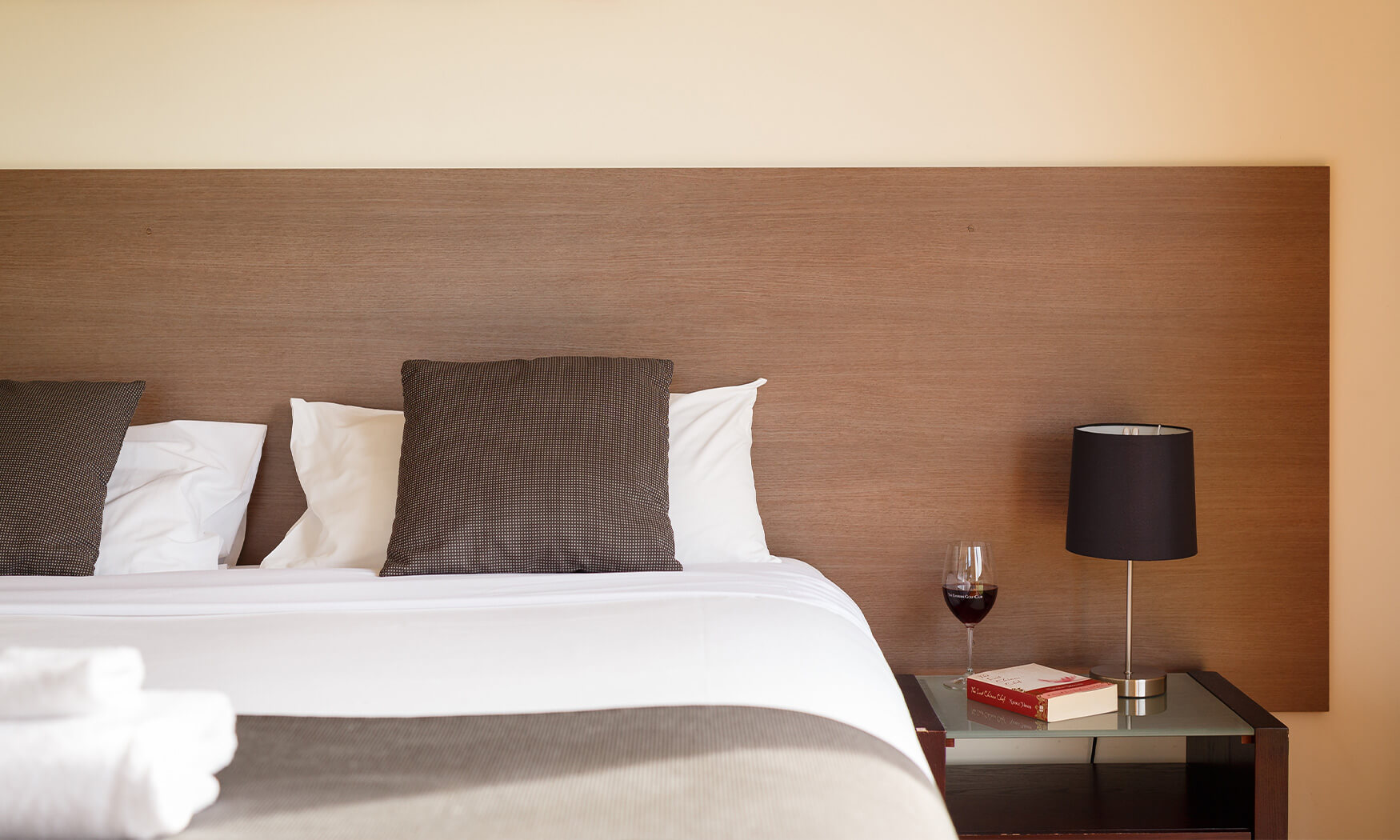 yering-gorge-cottages-accommodation-queen-bedside