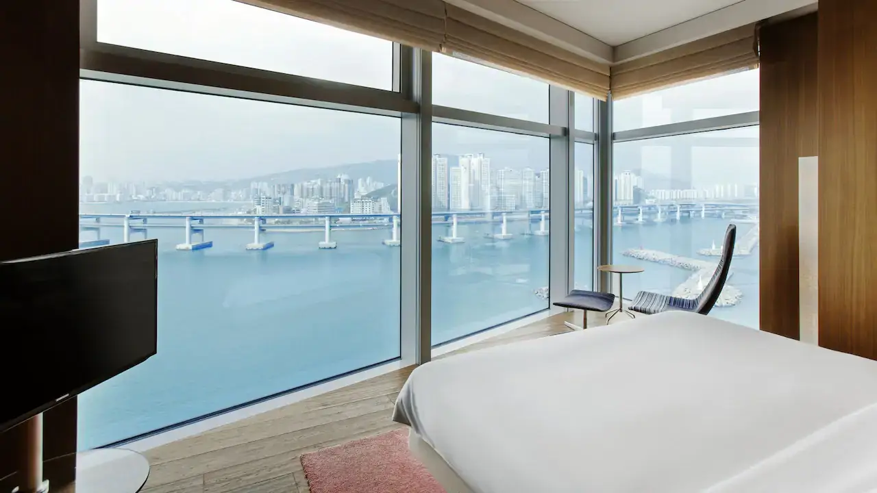 Park-Hyatt-Busan-P1016-Park-Executive-Marina-Suite-Bedroom.16x9