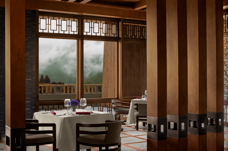 La Montagne main dining