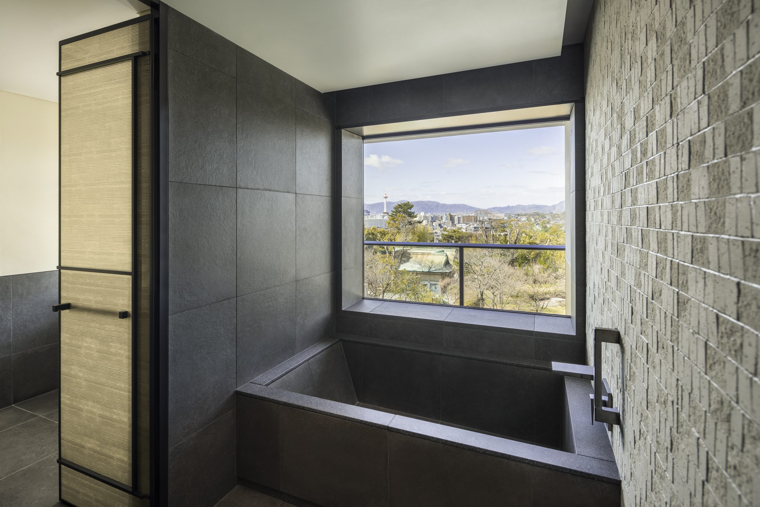 Deluxe_Suite_Garden_Bathroom