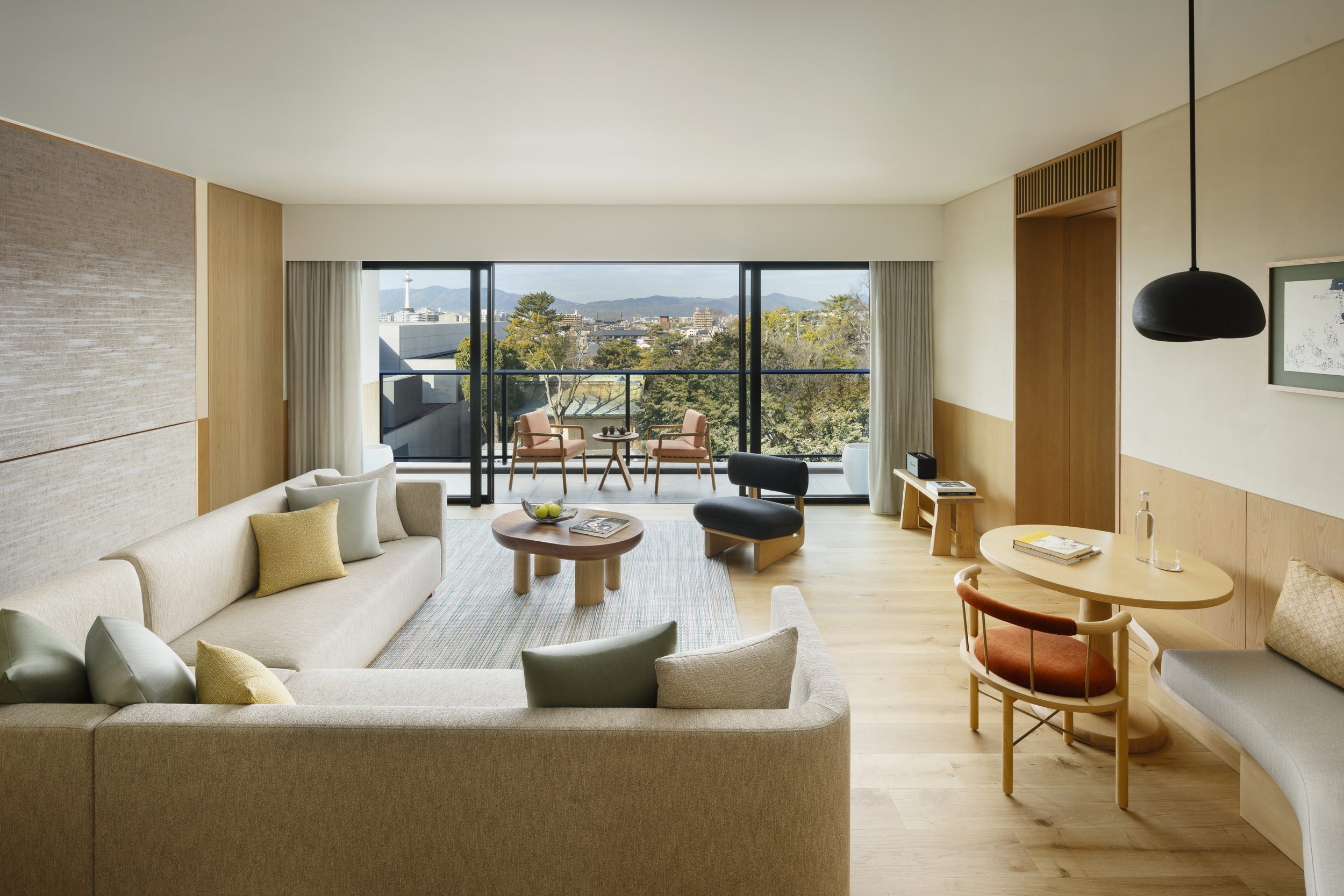 Deluxe_Suite_Garden_Livingroom