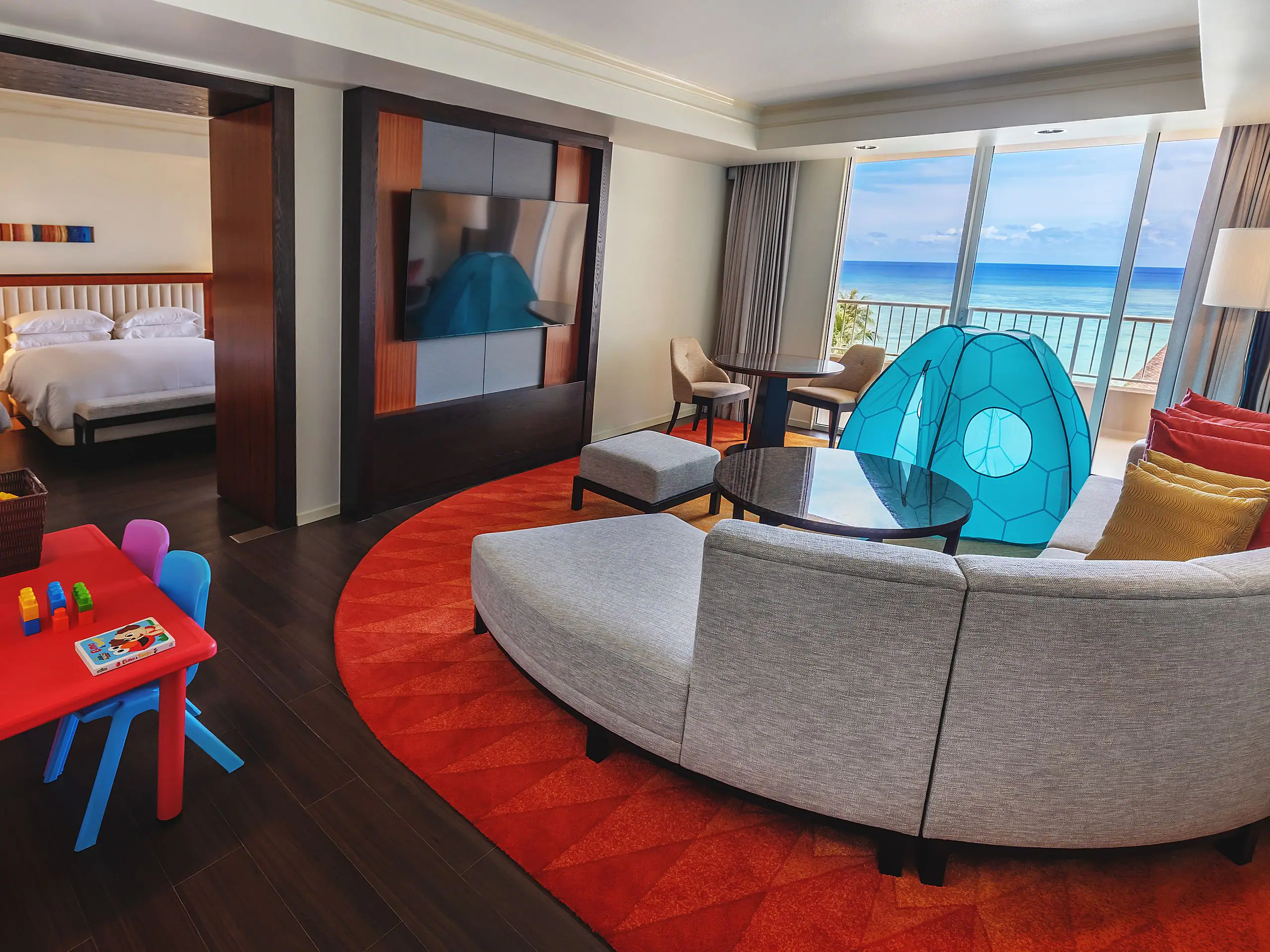 GUAMH-P0402-Family-Suite-Living-Room.4x3