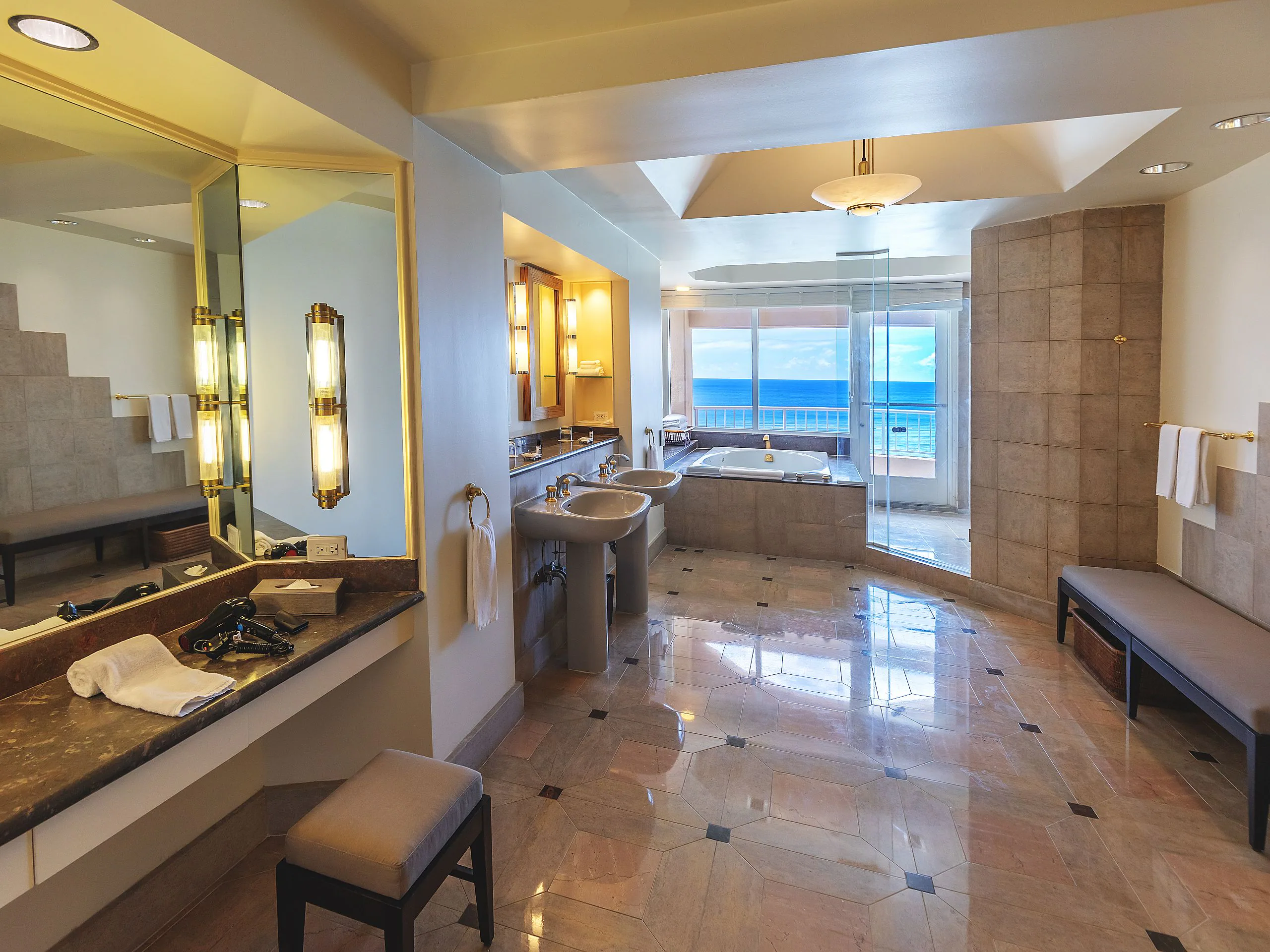 GUAMH-P0403-Presidential-Suite-Bathroom.4x3