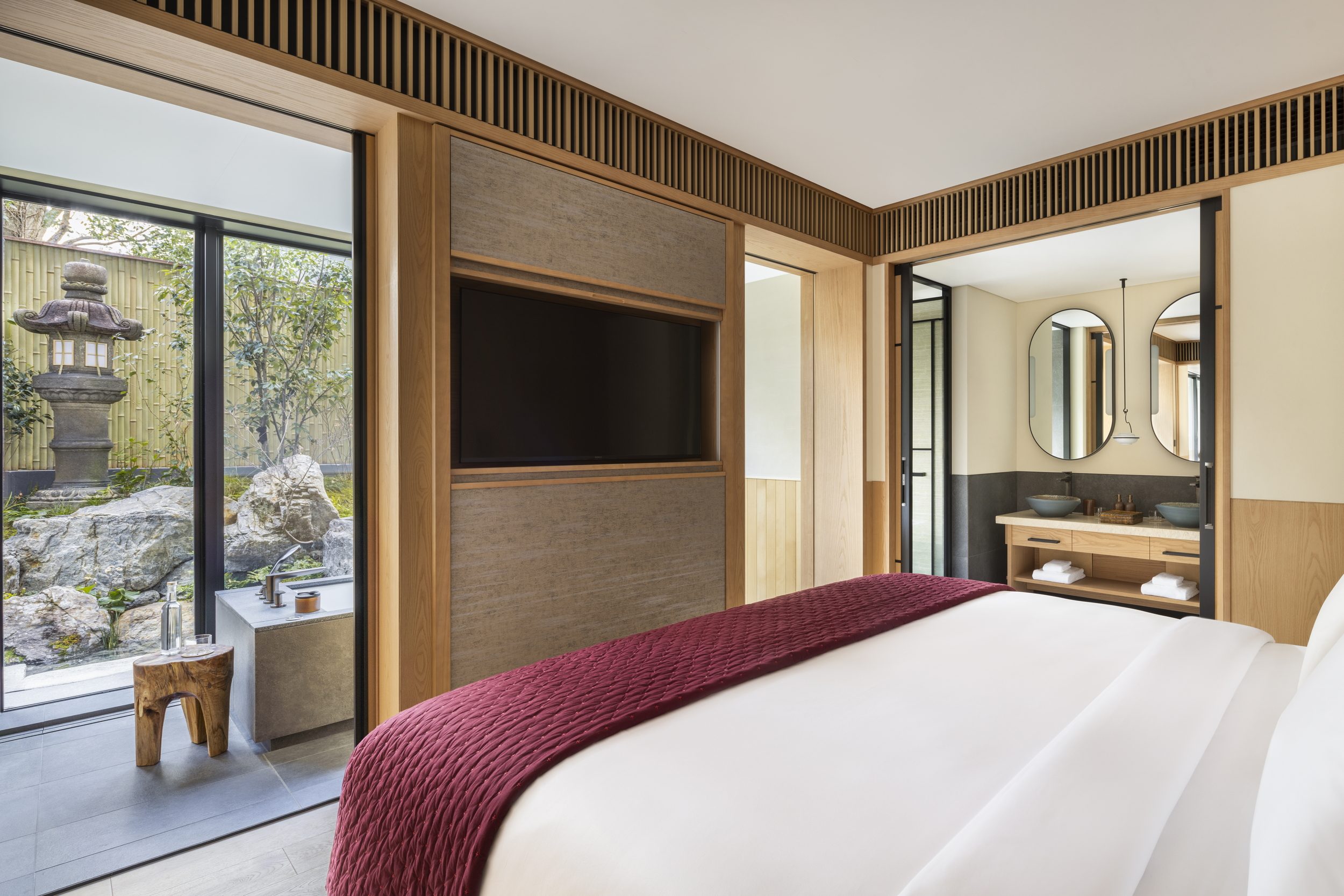 Premier_Suite_Garden_King_Bedroom