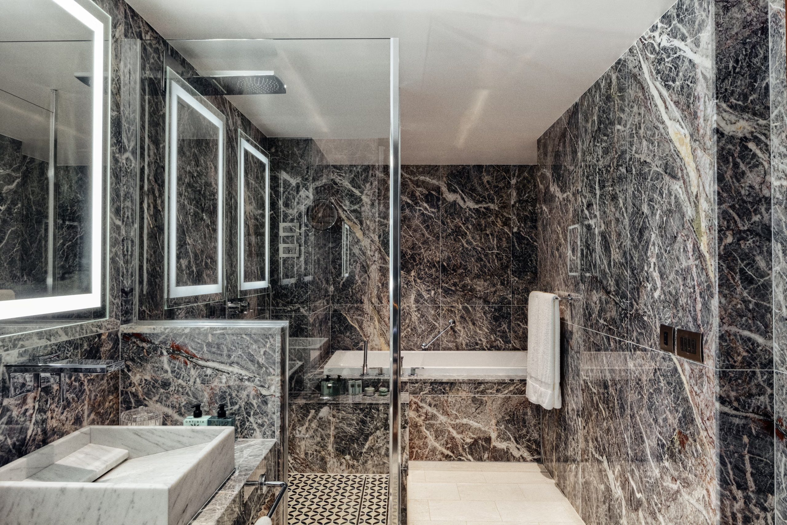 JUNIOR CRYSTAL PENTHOUSE SUITE 4
