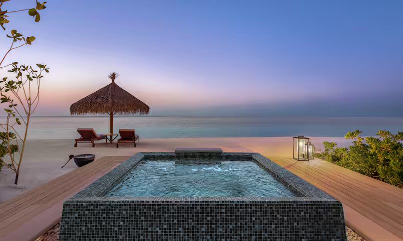 mleonwa-three-bedroom-beach-villa-jacuzzi-and-sun-loungers