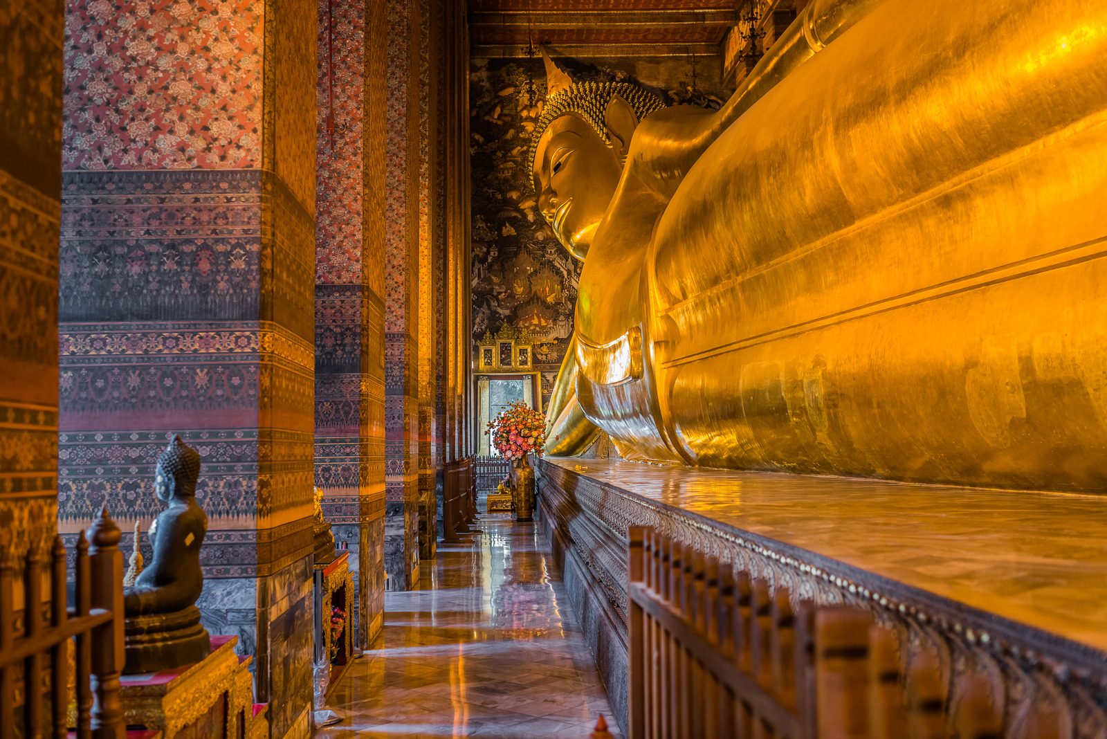 reclining buddha Wat Pho temple bangkok Thailand