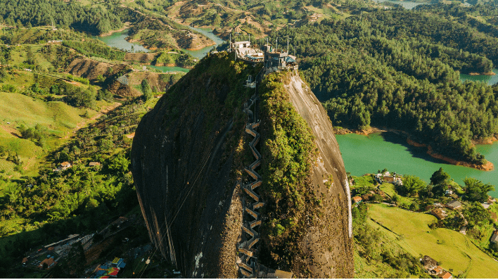瓜塔佩巨岩 Guatapé El Peñol