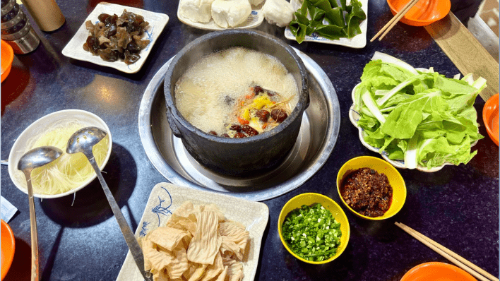 魯朗黑色石鍋雞